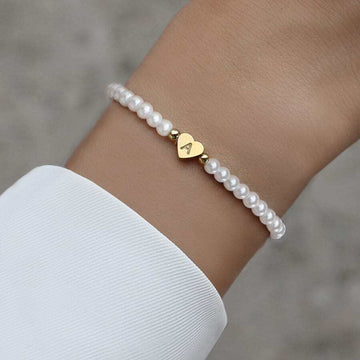 Armband aus Perlen mit gravierten Initialen - Persönliches Herzarmband