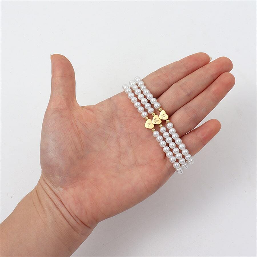 Armband aus Perlen mit gravierten Initialen - Persönliches Herzarmband