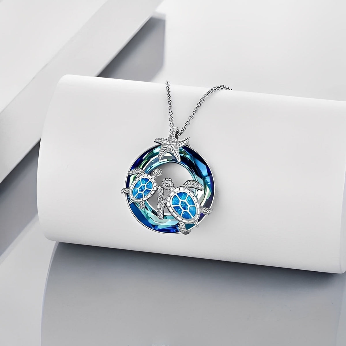 Nolwen – Halskette mit Schildkröte, Palme und Opal-Kreis