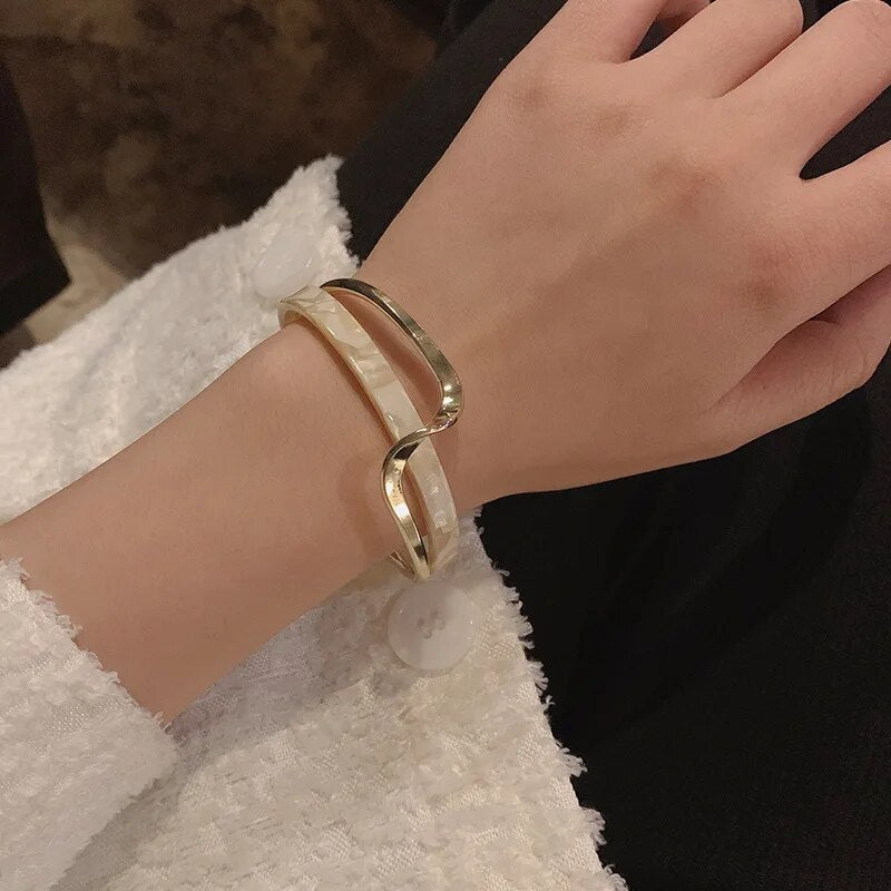 Wellenarmband mit eleganten Akzenten