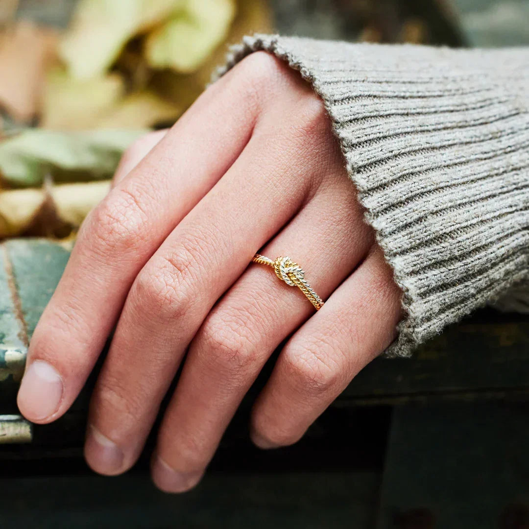 Ring der Verbindung zwischen Mutter und Tochter - Ring mit 2 Strängen und Knoten