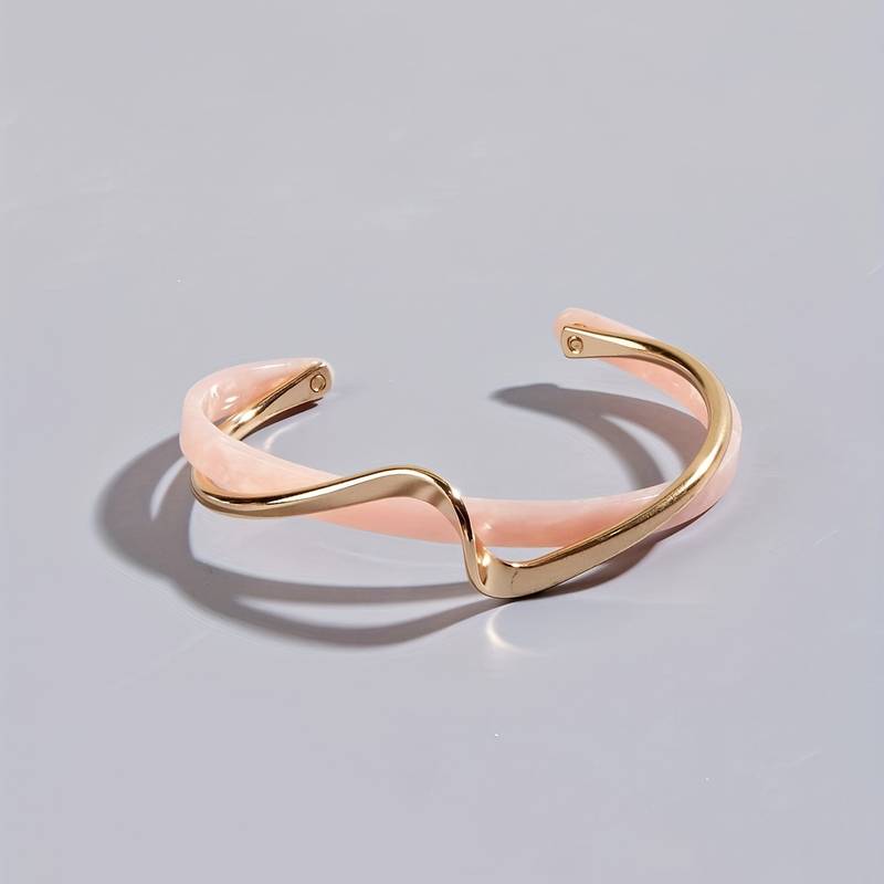 Wellenarmband mit eleganten Akzenten