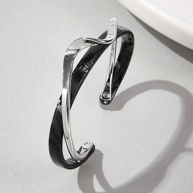Wellenarmband mit eleganten Akzenten