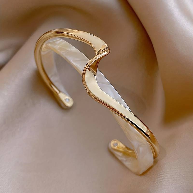 Wellenarmband mit eleganten Akzenten