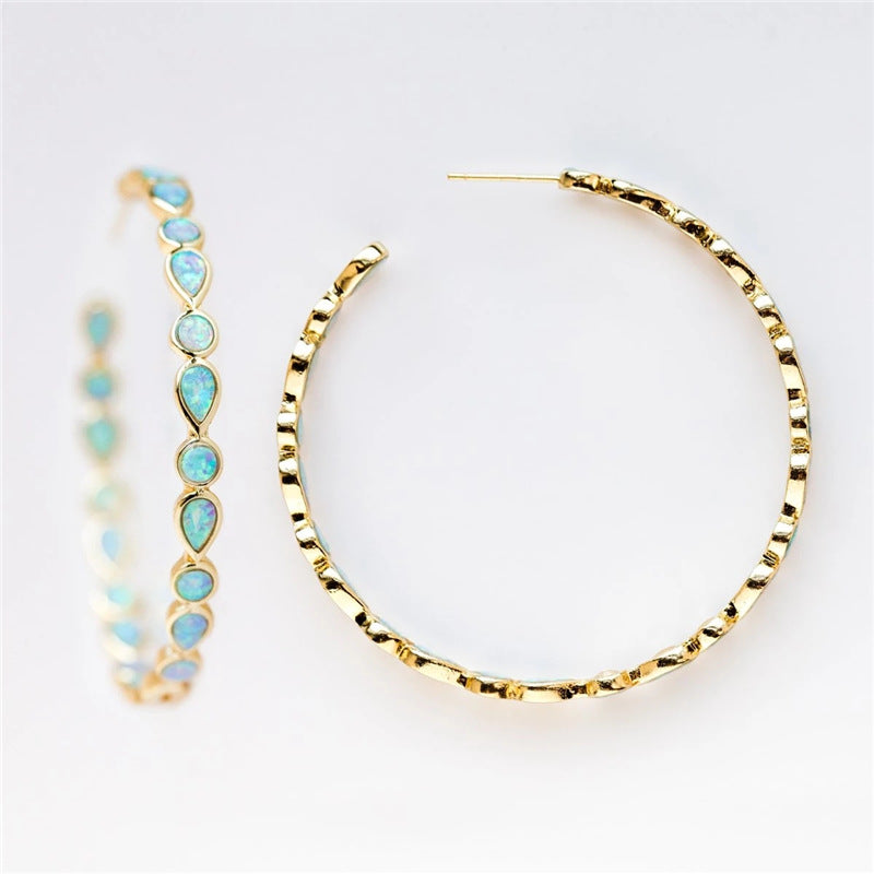 Strahlende Eleganz - Ohrringe mit blauem Opal und Gold