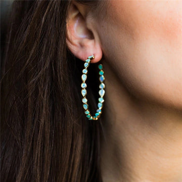 Strahlende Eleganz - Ohrringe mit blauem Opal und Gold