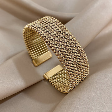 Raya – Armband mit eingraviertem Kabeldesign