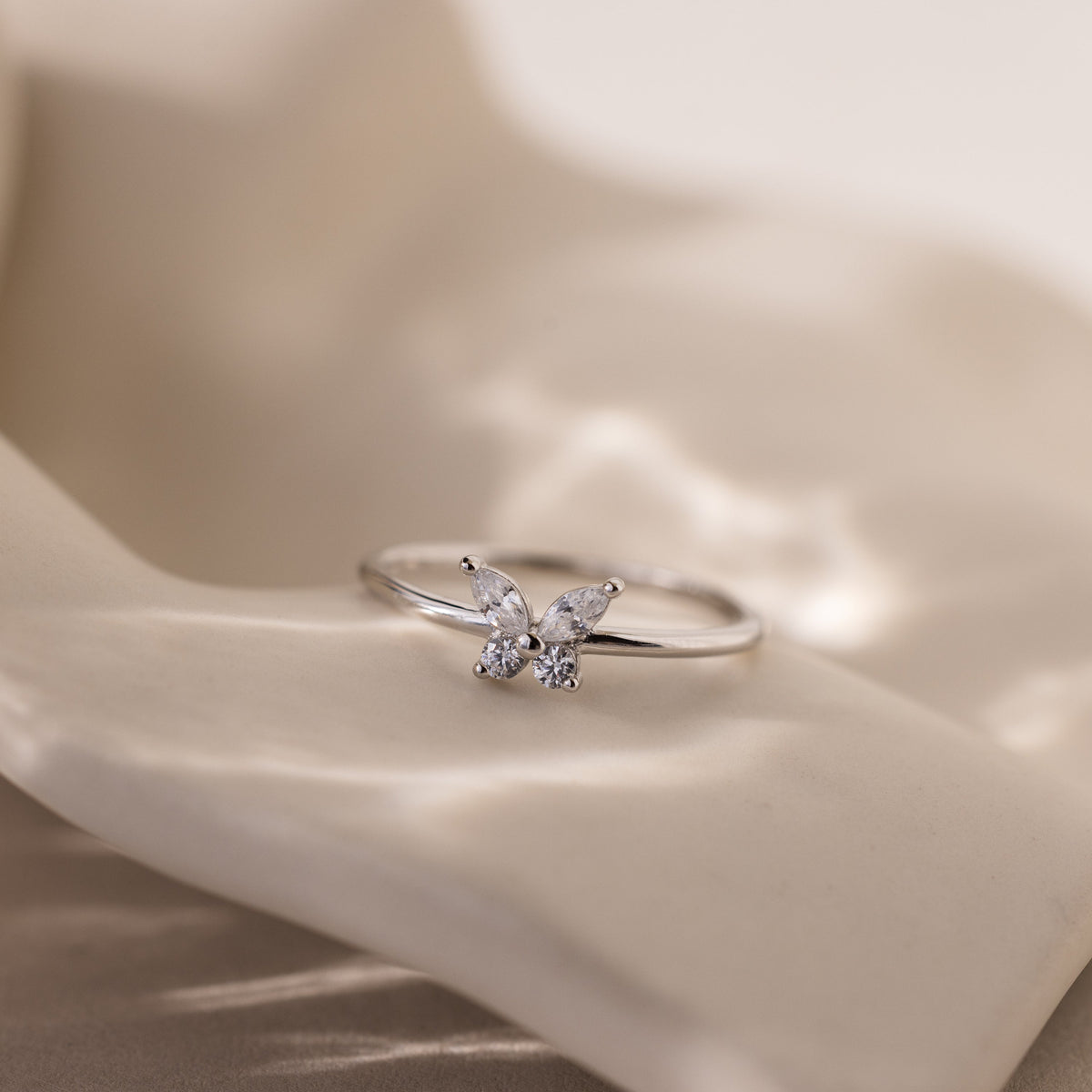 Schmetterling – Eleganter Ring mit Glanzakzenten