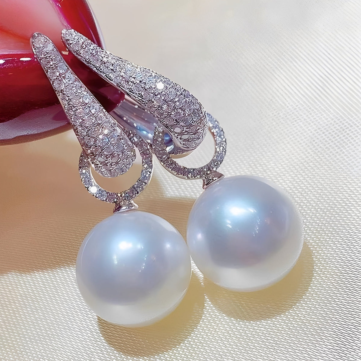 Thalia – Eleganter Clip-Ohrring mit Glanzeffekt