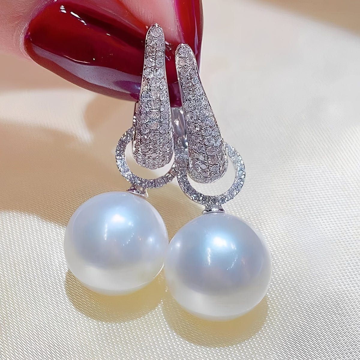 Thalia – Eleganter Clip-Ohrring mit Glanzeffekt
