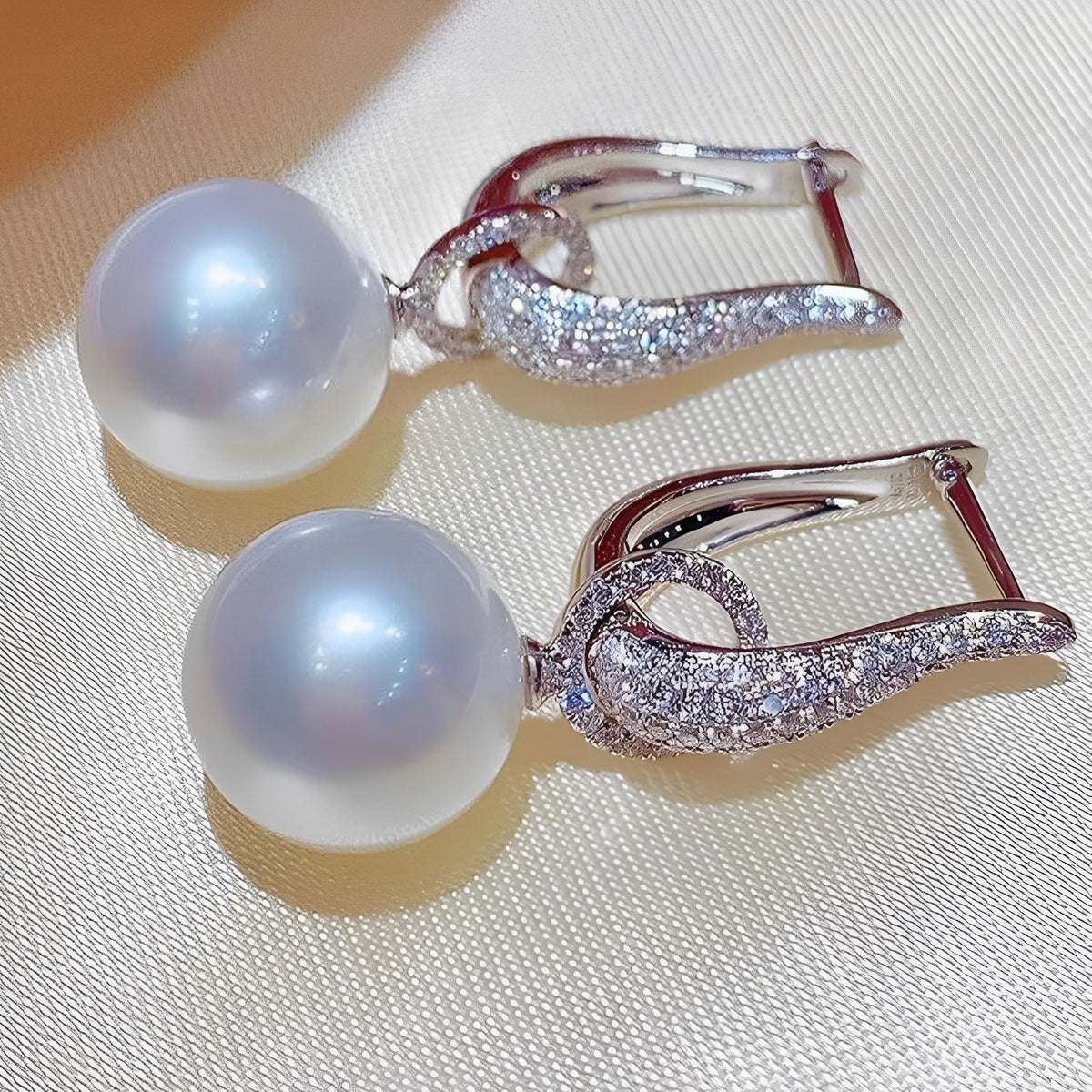 Thalia – Eleganter Clip-Ohrring mit Glanzeffekt