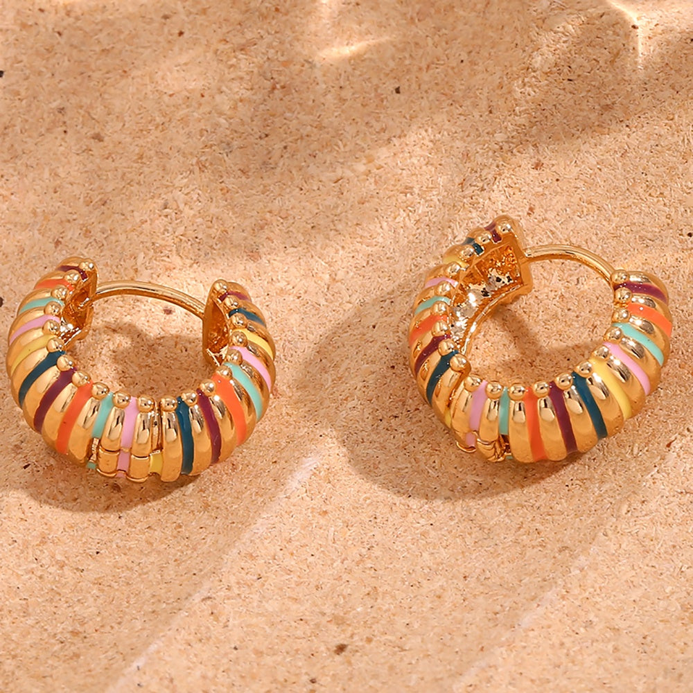 Chelsea – Goldene Creolen mit Regenbogenakzenten