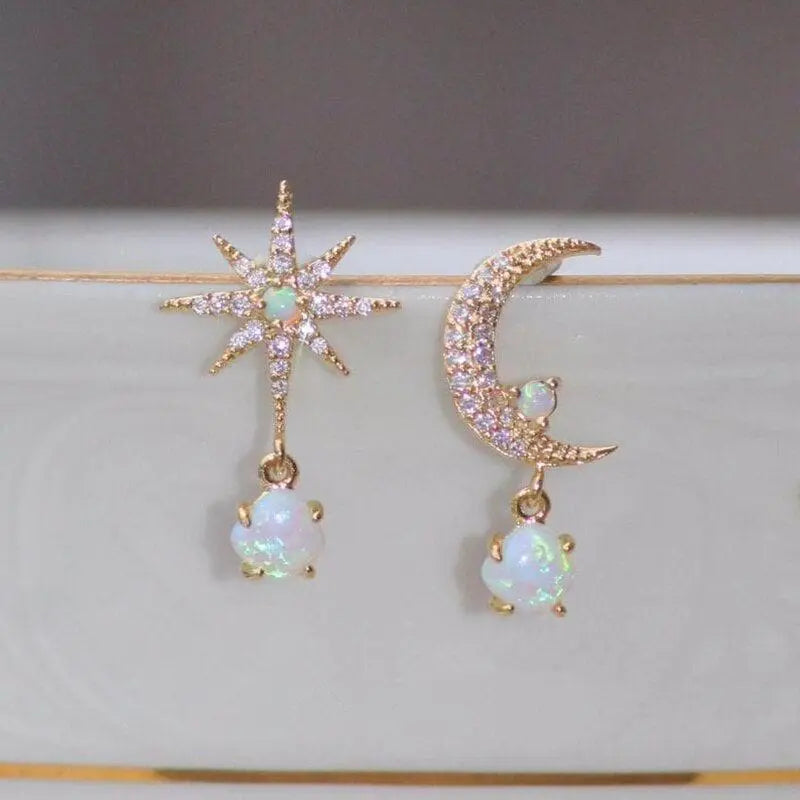 Carol – Ohrringe in Mond- und Sternform aus Gold und Opal