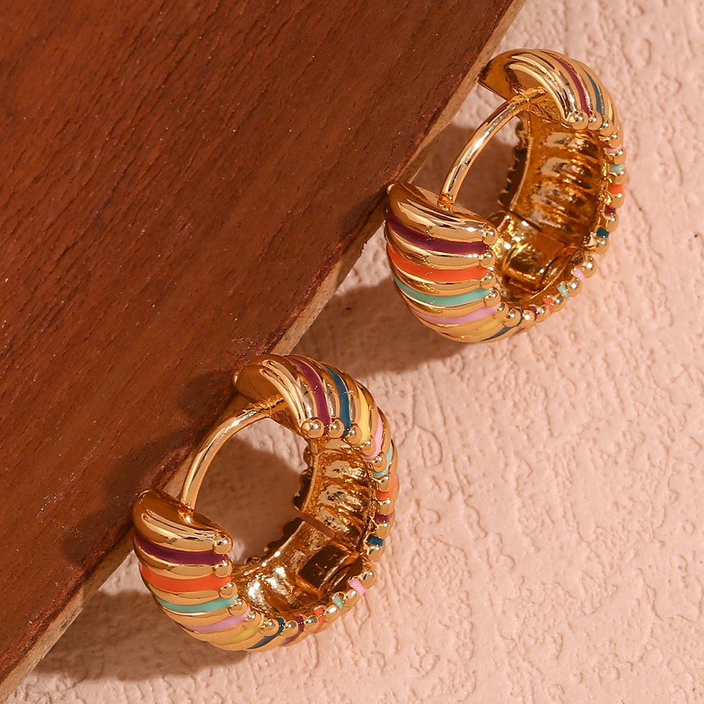 Chelsea – Goldene Creolen mit Regenbogenakzenten