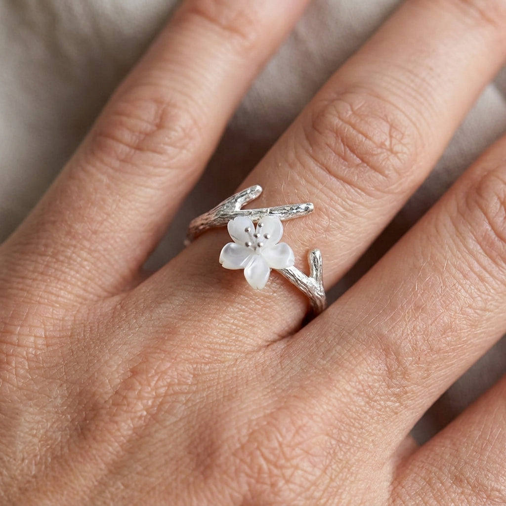 Lilou – Einstellbarer Vintage-Ring mit weißer Blüte