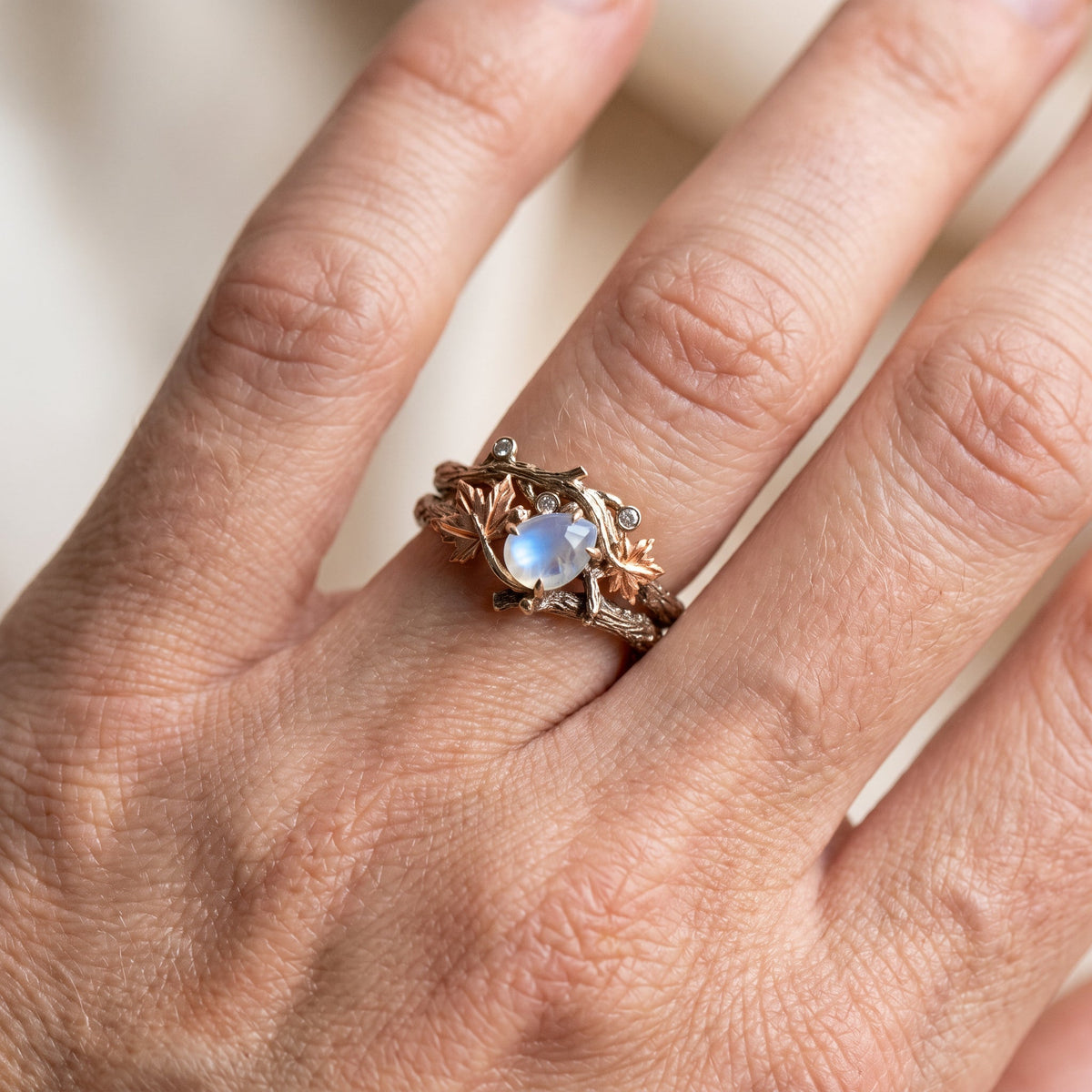 Ysia – Ring mit Mondstein im natürlichen Design