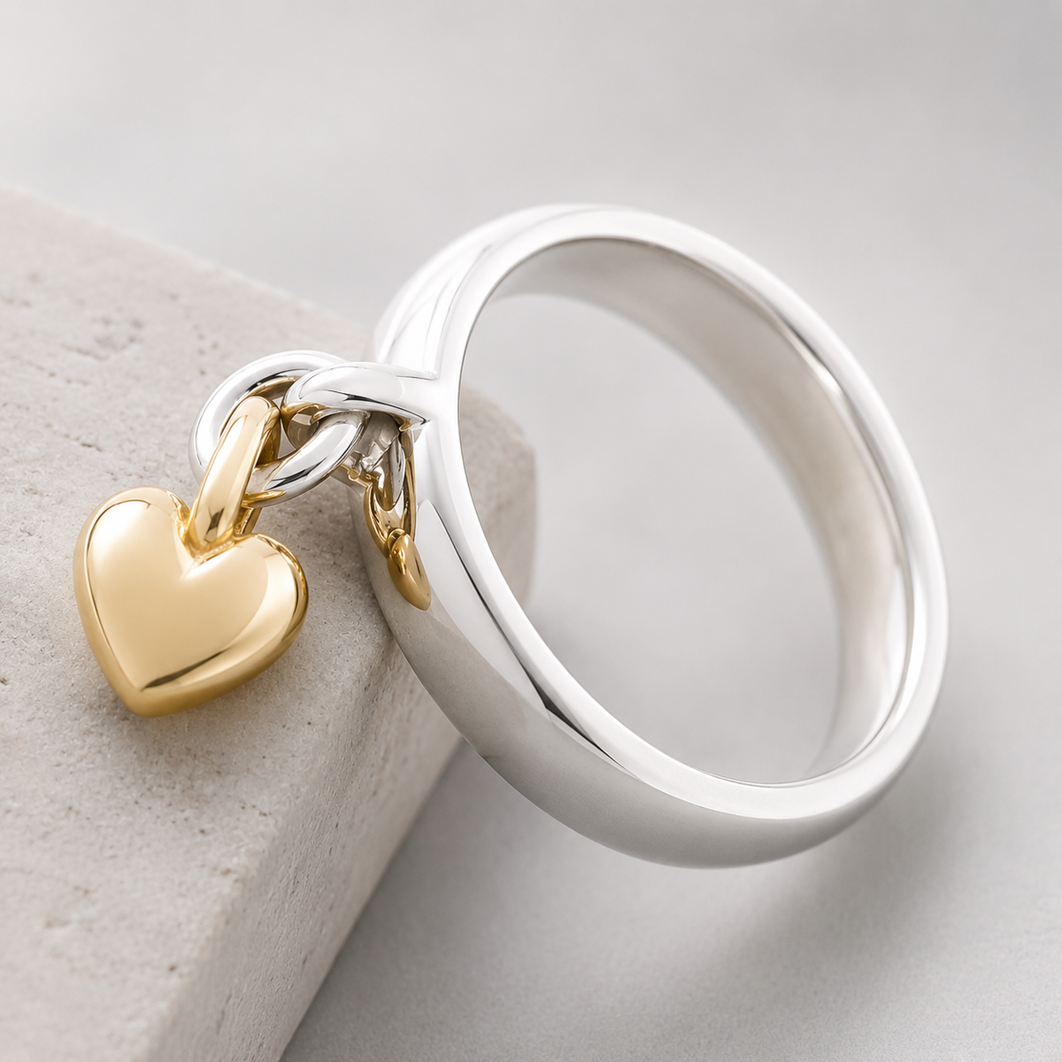 Maelie – Silberring mit einem schwenkbaren Herz im Retro-Stil
