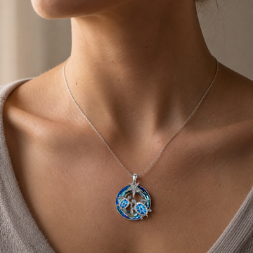 Nolwen – Halskette mit Schildkröte, Palme und Opal-Kreis