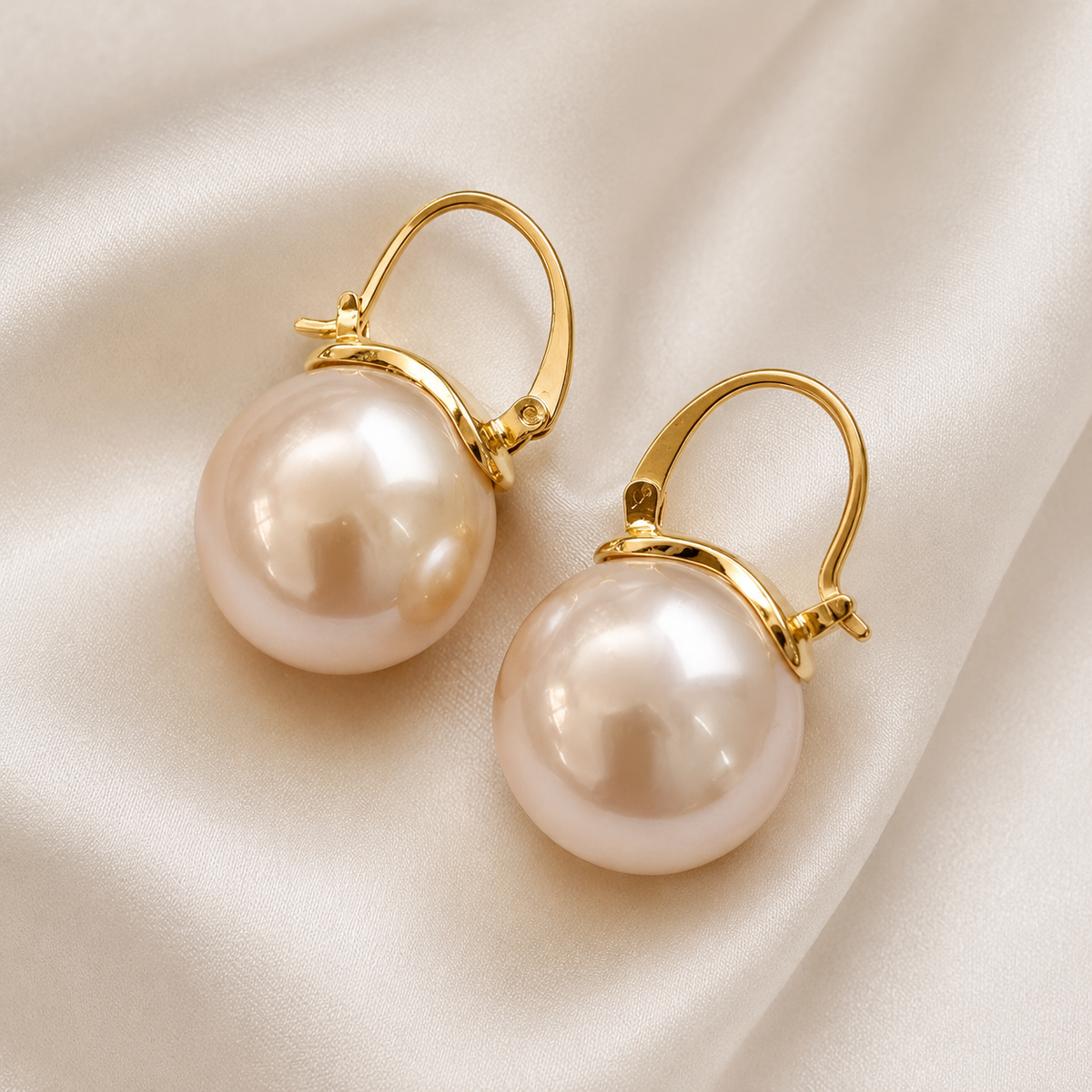 Ariane – Erhabene Ohrringe in Gold und mit Perle