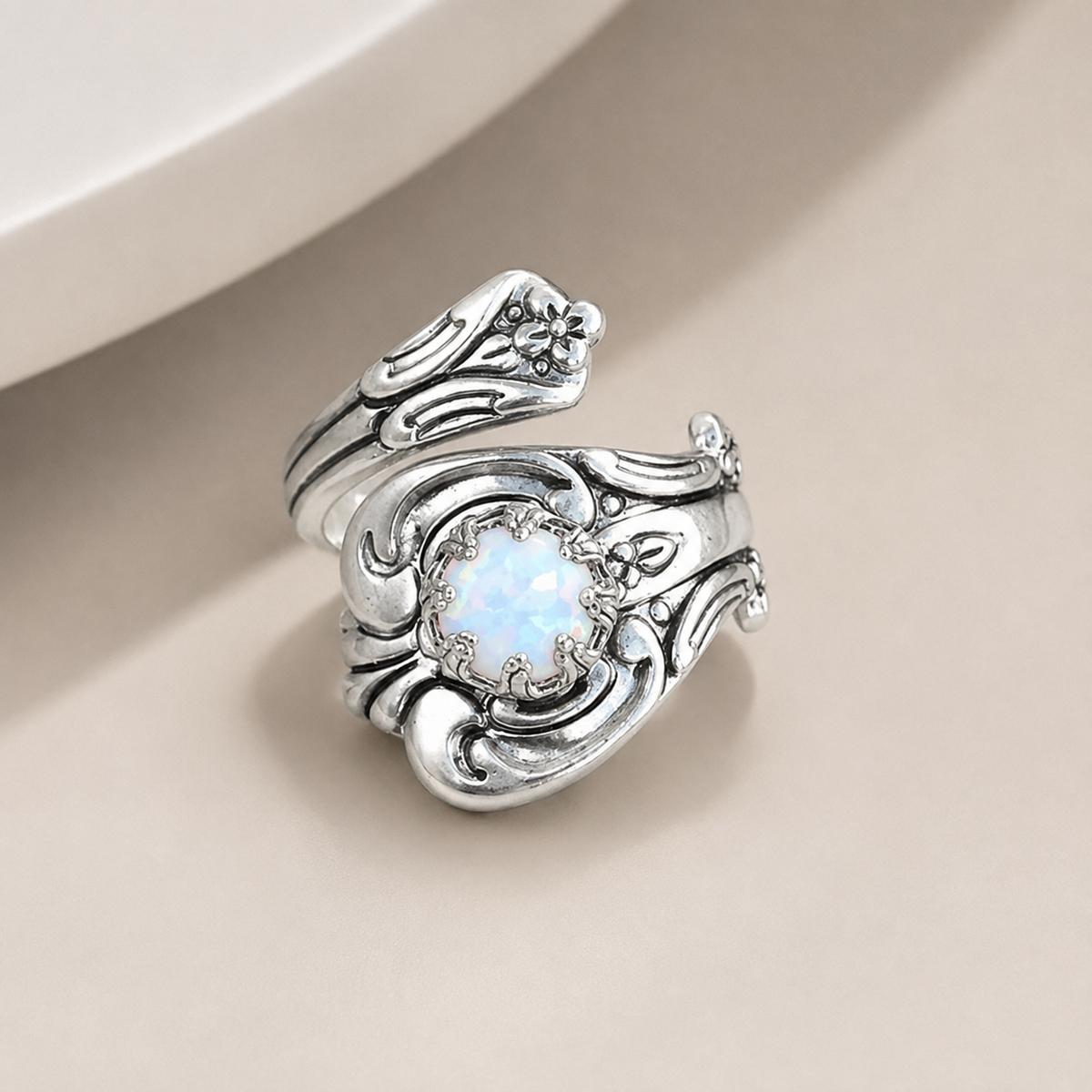 Maelle – Verstellbarer Ring mit hellem Opal