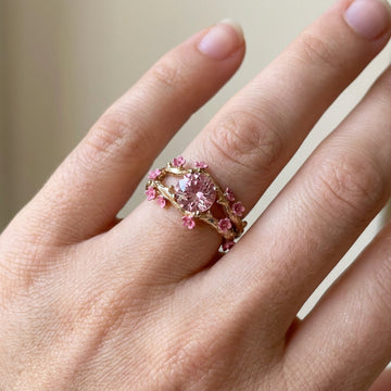 Elina – Bezaubernder Ring mit rosafarbenem Akzent und Blumen