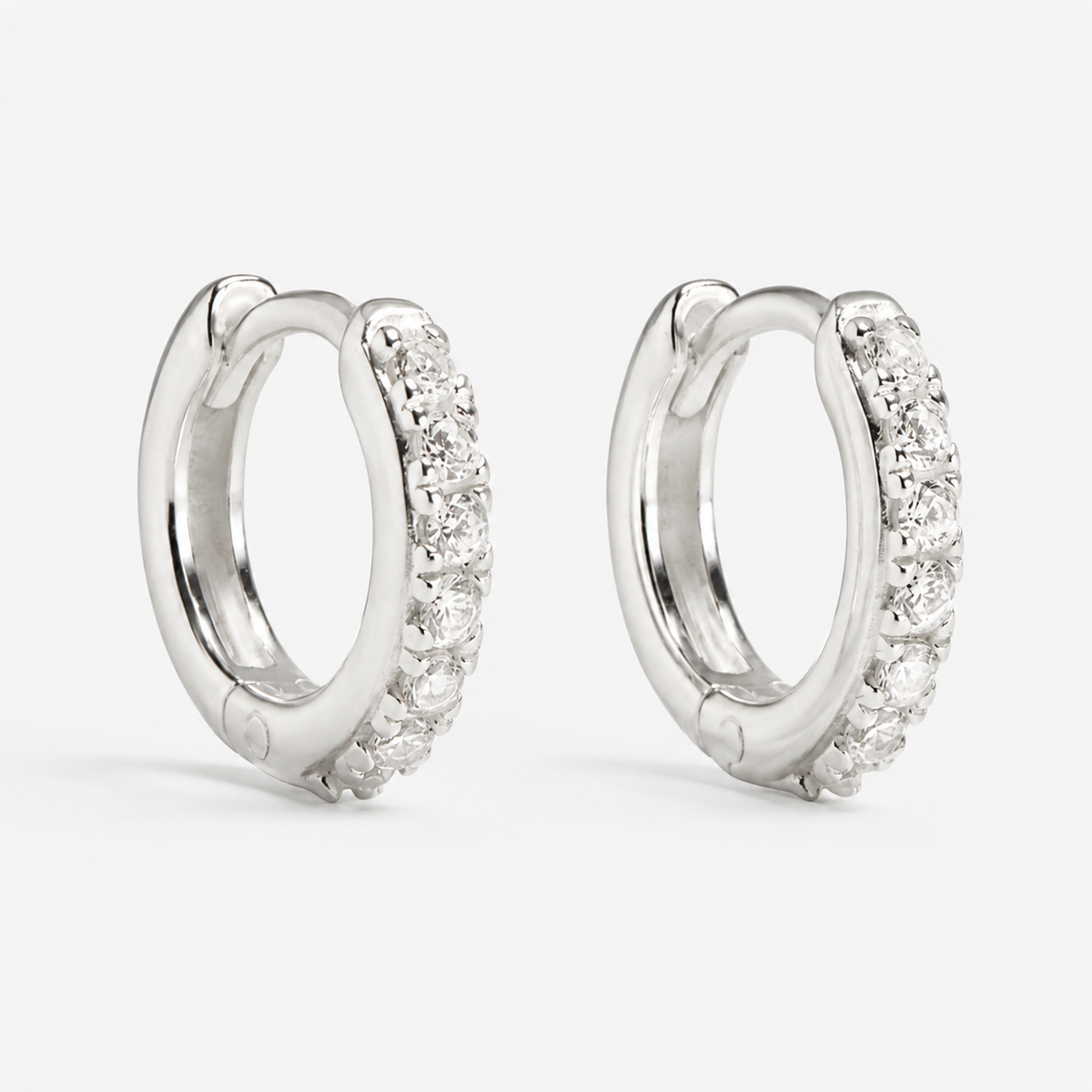Cleo - Mikro Pavé Huggies in Silber
