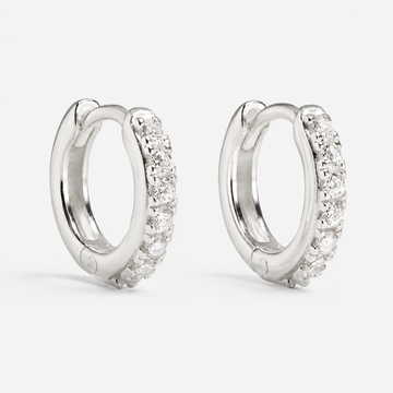 Cleo - Mikro Pavé Huggies in Silber