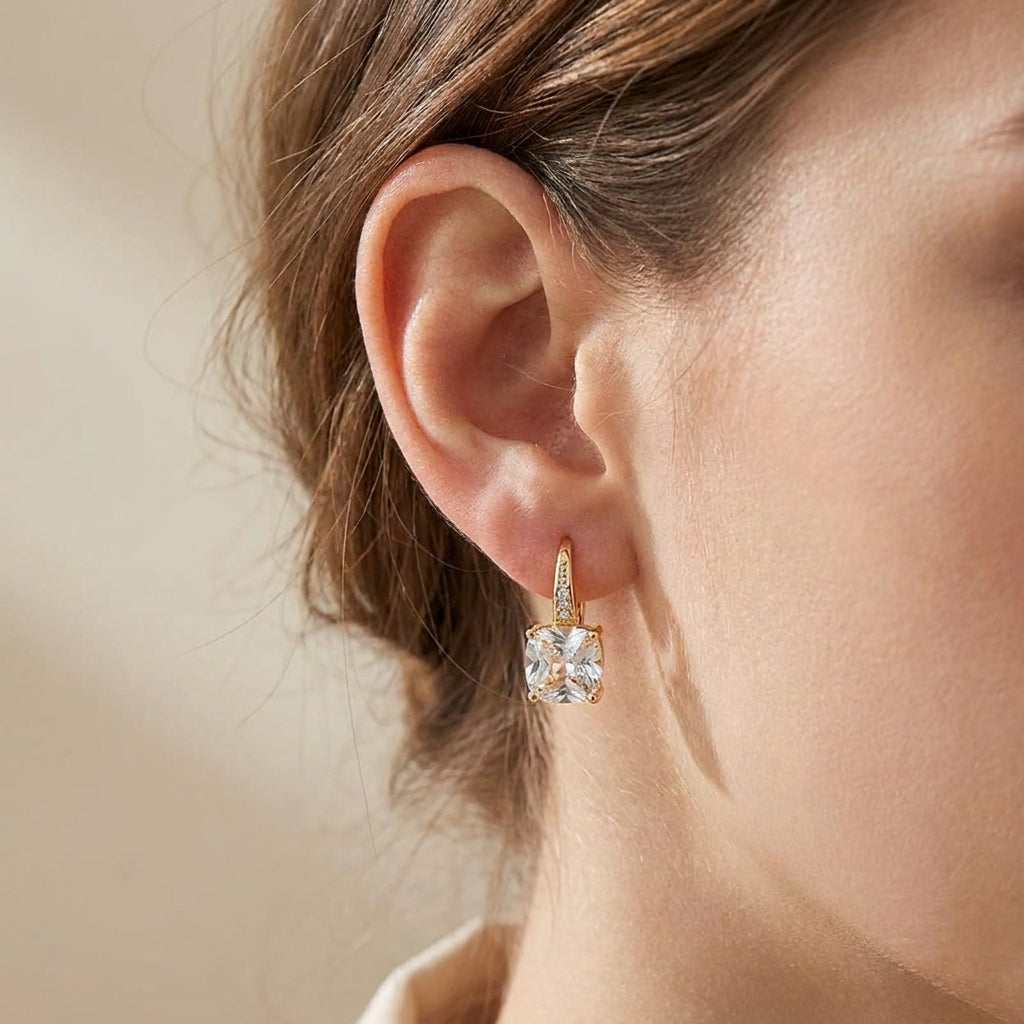 Naoko – Elegante Creolen mit glitzernden Akzenten