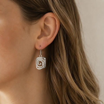 Kaia – Boho-Ohrringe in Silber mit Spiralmuster