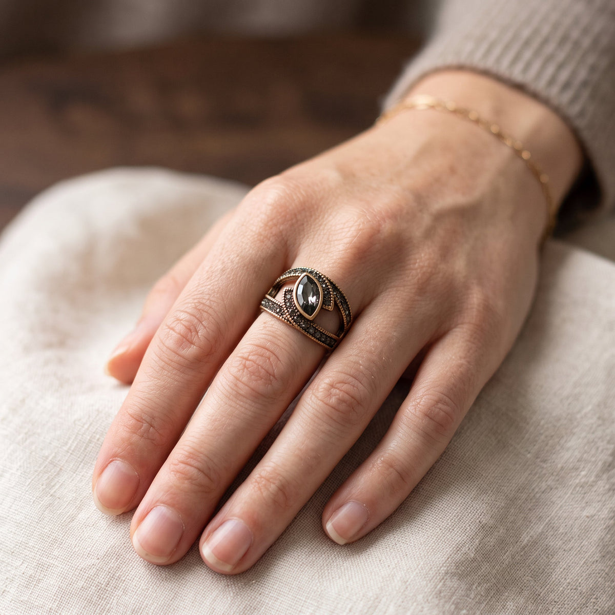 Amena – Eleganter Ring mit schwarzem Akzent