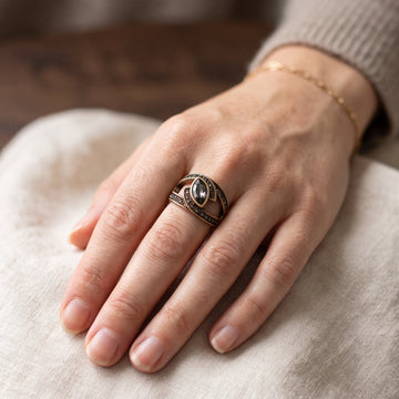 Amena – Eleganter Ring mit schwarzem Akzent