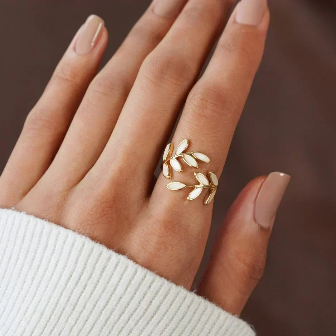 Pria – Eleganter Ring mit weißem Opal und Blattdesign