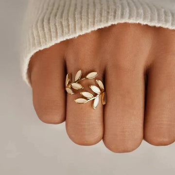 Pria – Eleganter Ring mit weißem Opal und Blattdesign