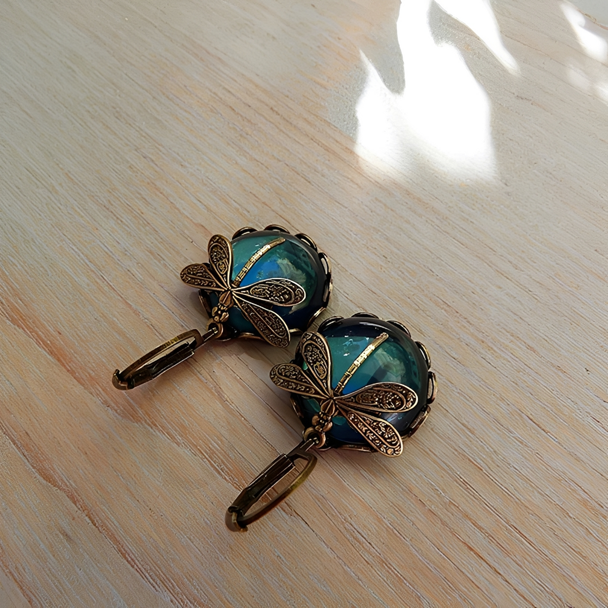 Elandra – Ohrringe in Form einer Libelle aus altem Gold