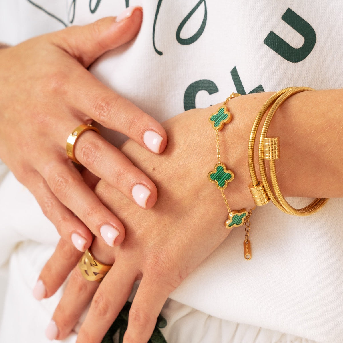 Angie – Armband mit gewundenem Design in Gold