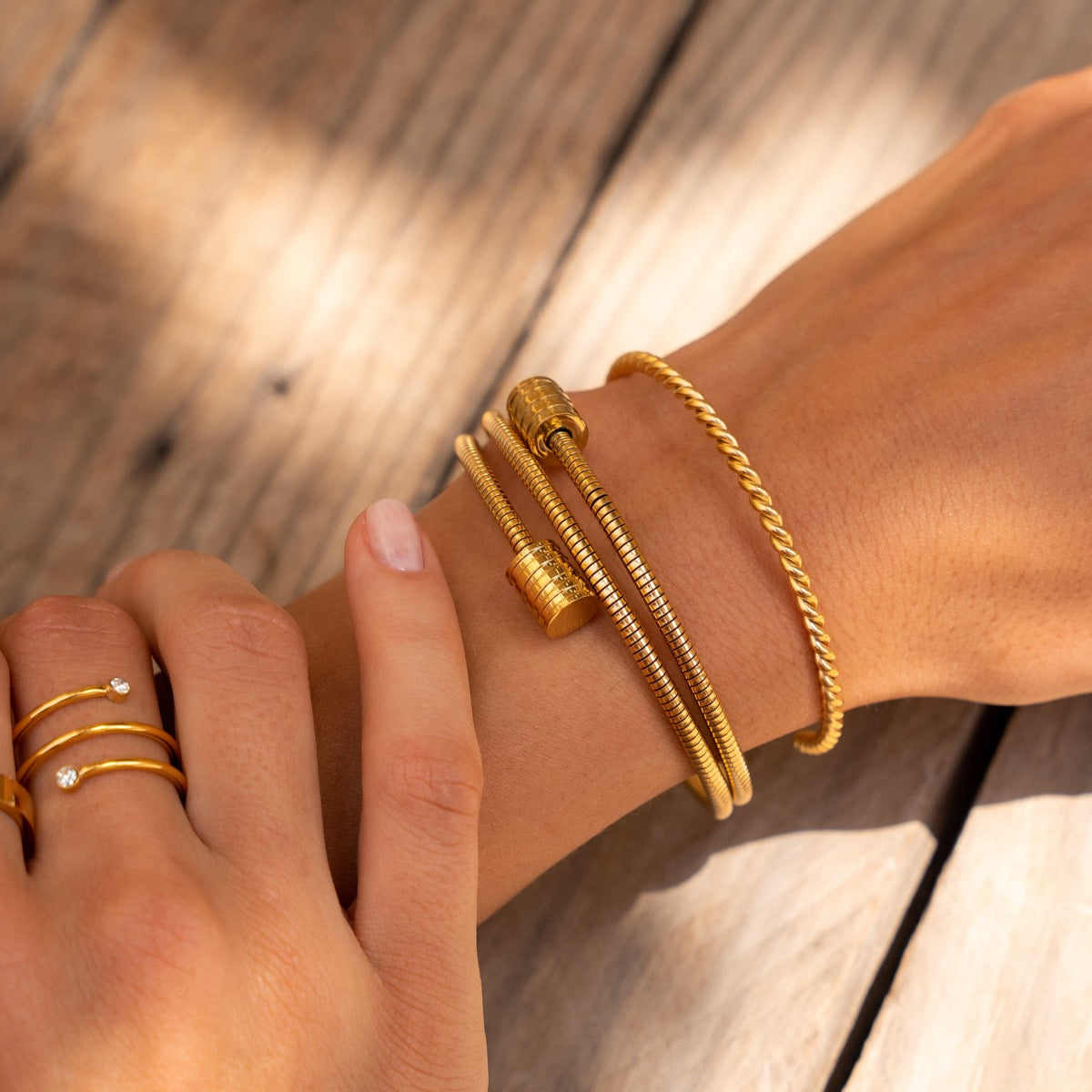 Angie – Armband mit gewundenem Design in Gold