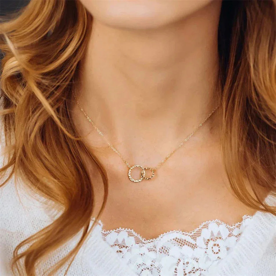 Isabelle – Elegante Hoop-Halskette