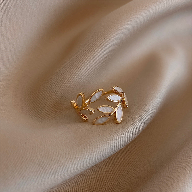 Pria – Eleganter Ring mit weißem Opal und Blattdesign