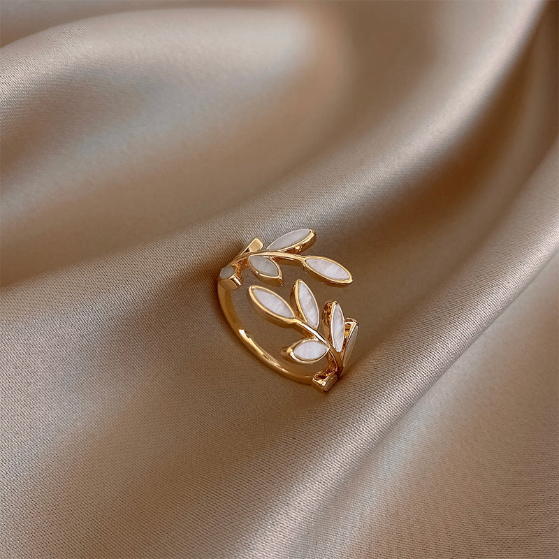 Pria – Eleganter Ring mit weißem Opal und Blattdesign