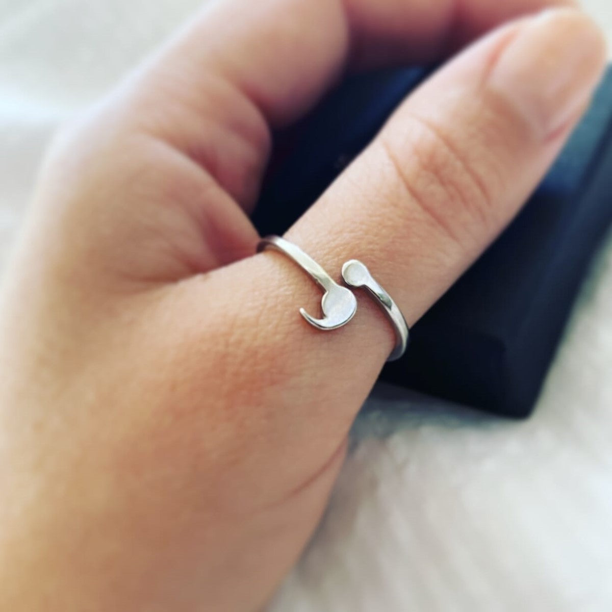 Stylischer Semikolonring - Symbol der Stärke