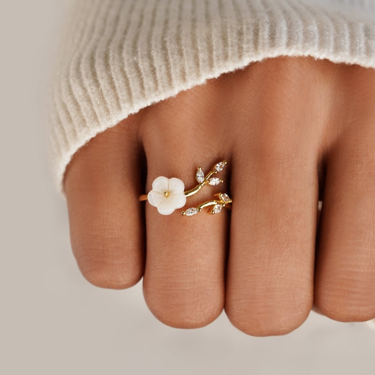 Wildblumenring mit floralem Muster