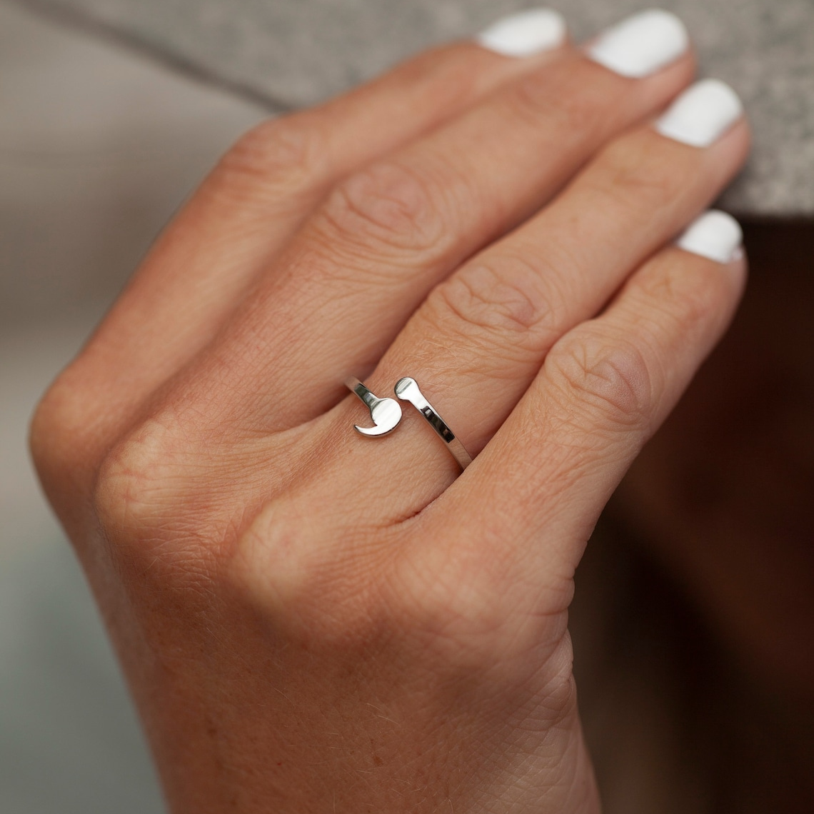 Stylischer Semikolonring - Symbol der Stärke