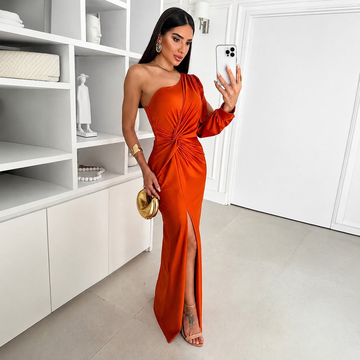 Fely - Glänzendes Kleid mit einseitigem Design
