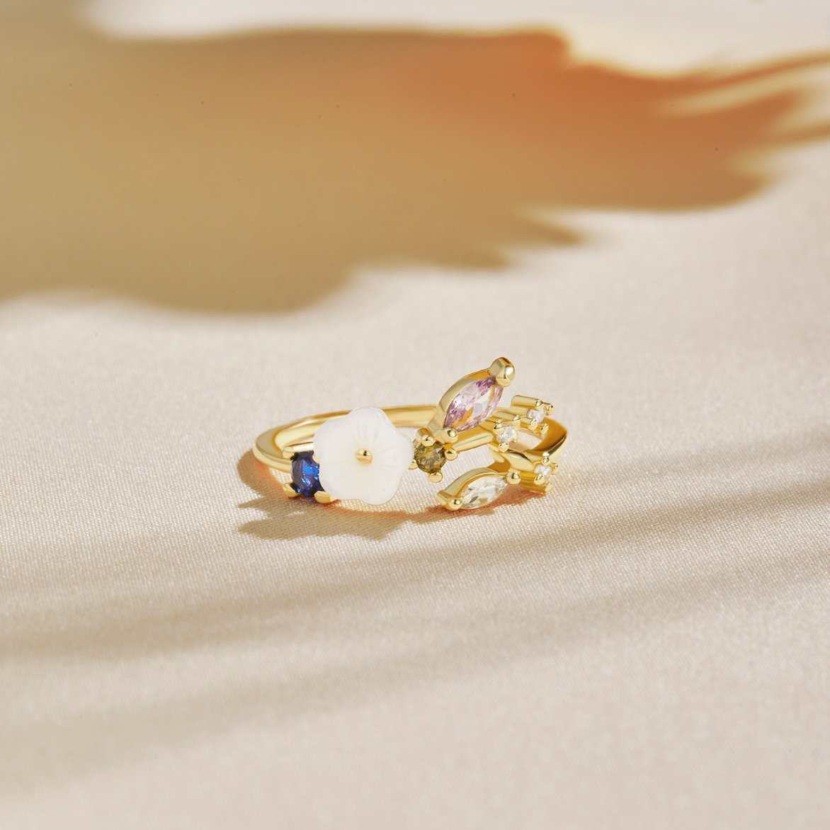 Leah – Ring mit weißen Blütenakzenten