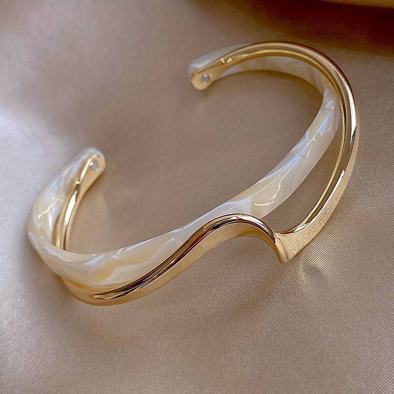 Wellenarmband mit eleganten Akzenten