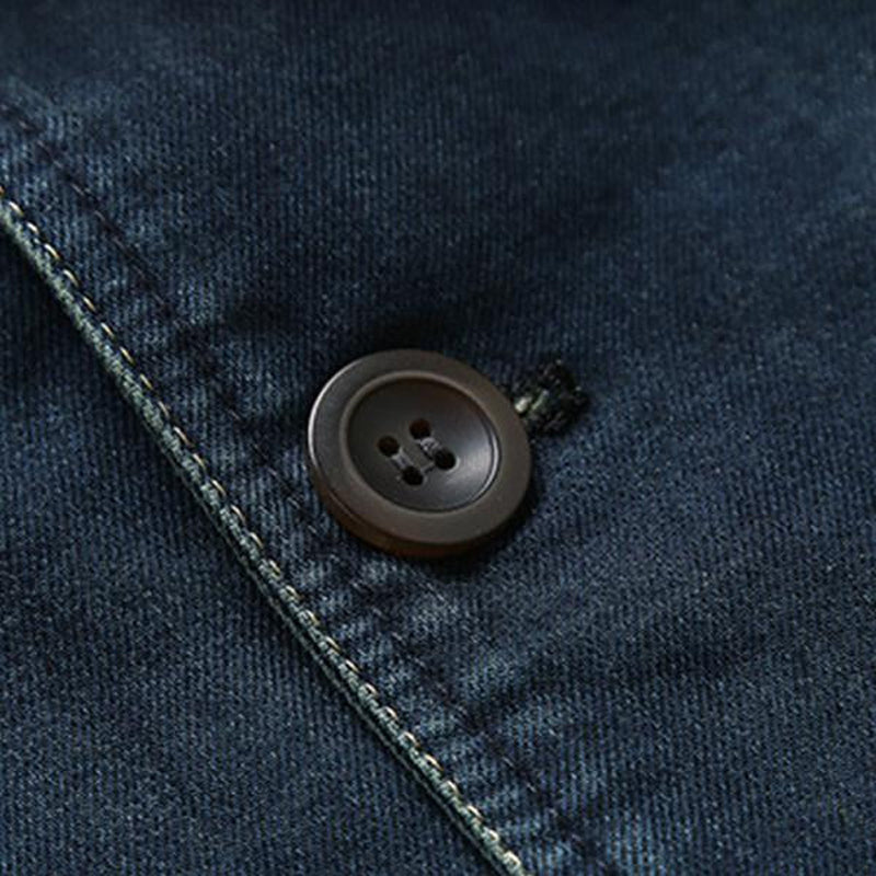 Herrenjacket mit tailliertem Schnitt, Knopfleiste und modernen Revers