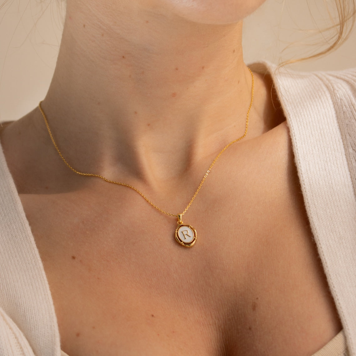 Halskette mit Initialen-Anhänger - Anhänger aus weißer Emaille und Gold