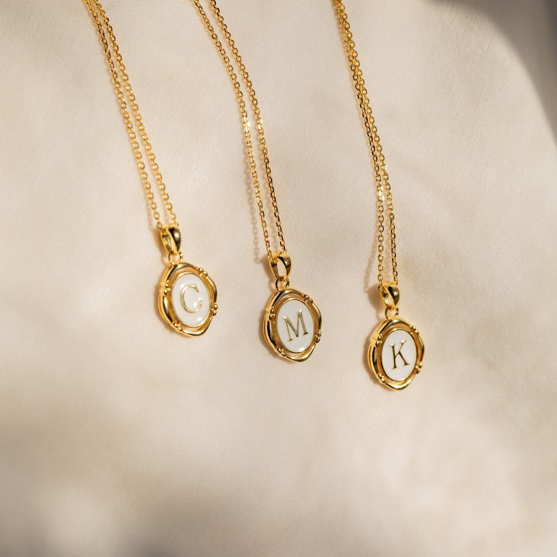 Halskette mit Initialen-Anhänger - Anhänger aus weißer Emaille und Gold