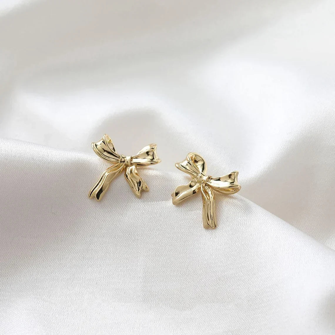 Ohrringe aus Weißgold mit Schleife - Knopfohrringe im Schleifenlook