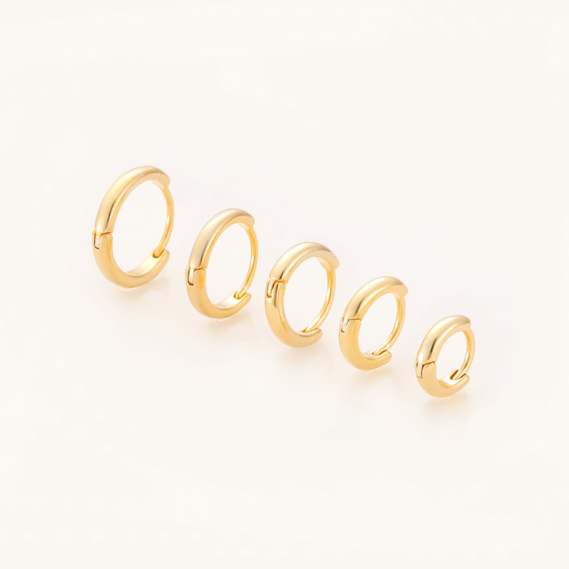 Huggie-Ohrringe in Gold - 7 Stück Creolen